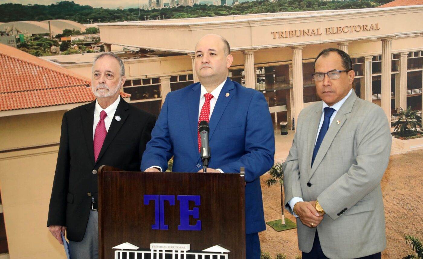 El Pleno del Tribunal Electoral durante la conferencia de prensa brindada hoy en la sede principal de la institución.